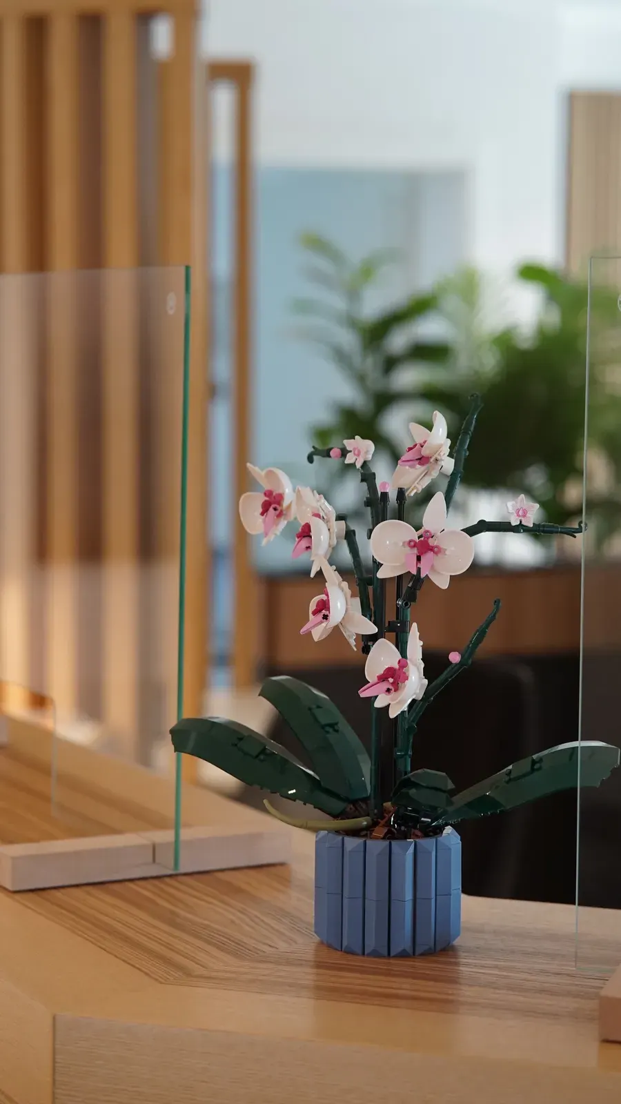 Orchidee aus Klemmbausteinen am Empfang