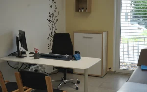 Helles Behandlungszimmer der Praxis